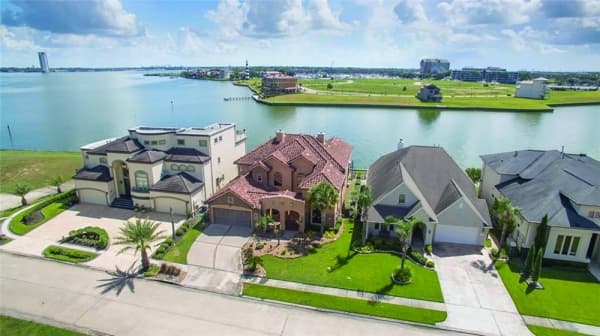 Learn about Mar Bella, November's featured neighborhood