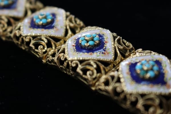 Main Street Jewelry shop owner perseveres, spreads joy with jewelry in Grapevine