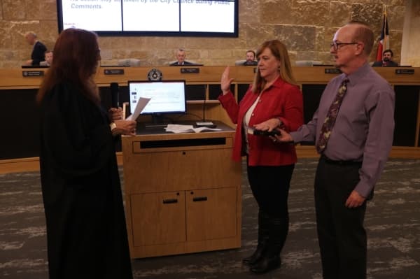 Cummings, Urbanovsky sworn in as Buda City Council members