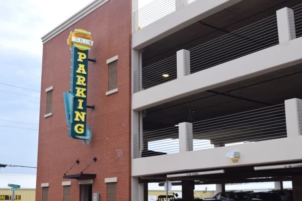 A sign will be attached to the side of the new Chestnut Commons Parking Garage, located at 202 S. Chestnut St. (Emily Davis/Community Impact Newspaper) 