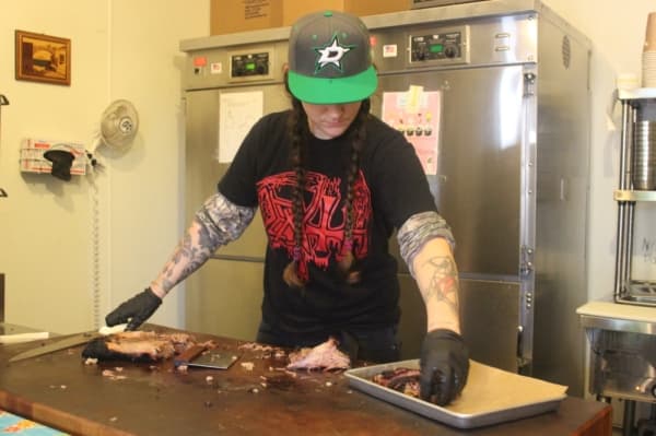 Do-Rite staffer Jenny Arthur prepares brisket.
Olivia Aldridge/Community Impact Newspaper