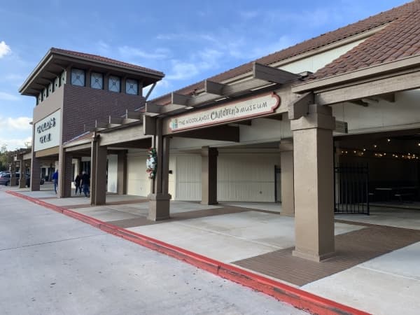 Local amenities include proximity to the Woodlands Children's Museum.