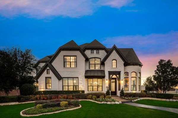 Homes are located on sites up to a half-acre in size in a community with three large ponds and views of the water. (The Estates of Verona)