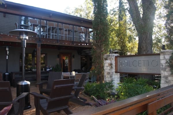 Patio Dolcetto's exterior offers seating for larger parties. (Evelin Garcia/Community Impact Newspaper)