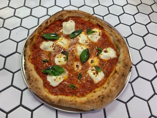 A photo of a Margherita pizza.