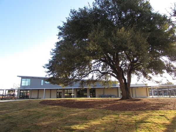A central courtyard is located between the three Menchaca Elementary buildings. (Nicholas Cicale/Community Impact Newspaper)
