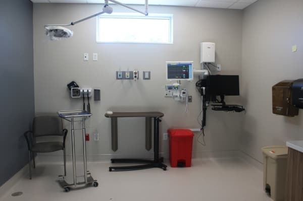 A photo of a patient care room at an emergency room.
