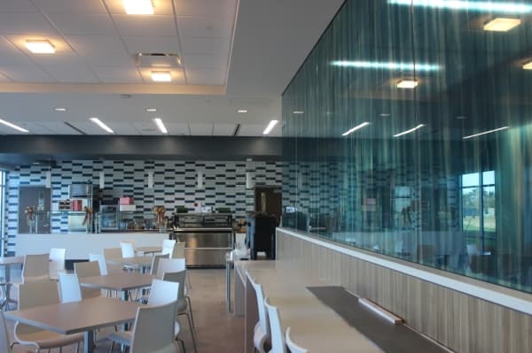 A photo of a hospital cafeteria. 