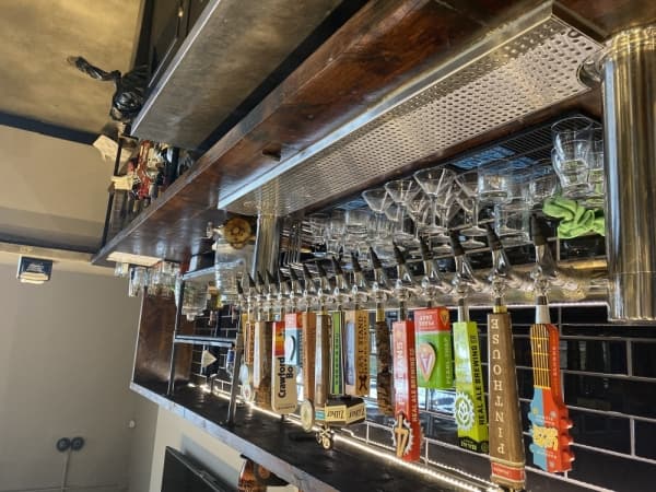 The full bar at the Toss Pizzeria Bee Cave location features several beer options on draft. (Brian Rash/Community Impact Newspaper)