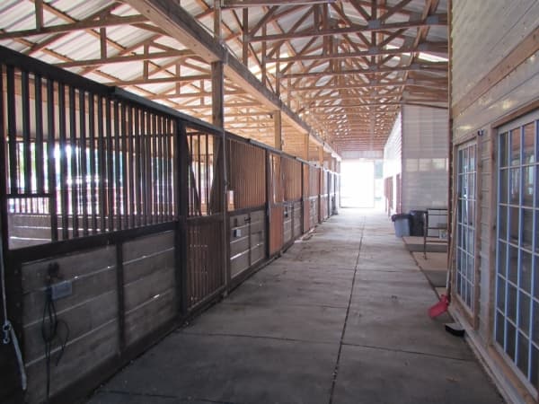 Tres Reynas includes a barn. (Nicholas Cicale/Community Impact Newspaper)