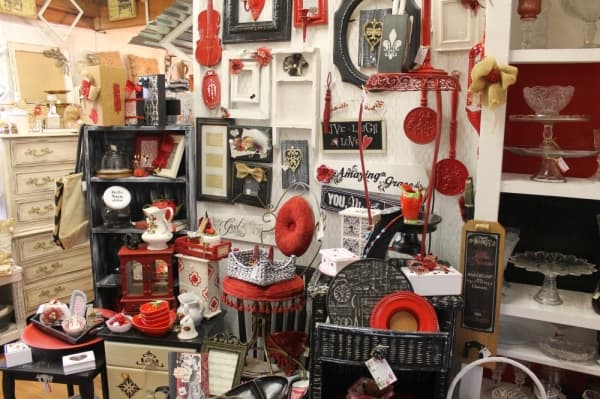 By organizing the store by color, customers can easily see which items would complement each other, Kelly said. (Jake Magee/Community Impact Newspaper)