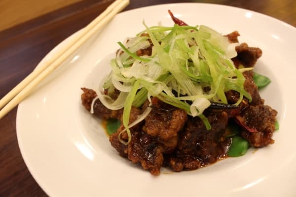 Mandarin Beef ($16): Crispy beef over a bed of snow peas. (Elizabeth Ucles/Community Impact Newspaper)