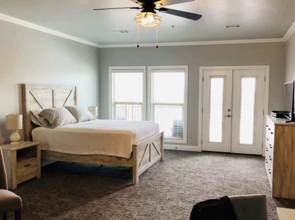 Oak Street B & V now open in downtown Roanoke