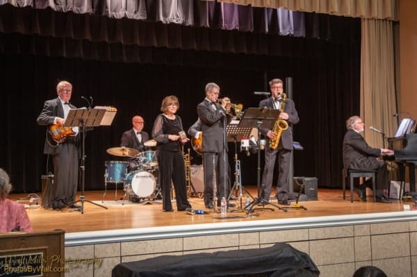 Guests enjoy a live music performance at the 44th annual Colleyville Awards Banquet on Jan. 16. (Courtesy Walt Mills)