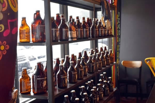 Guitars and Growlers offers 32-ounce and 64-ounce growlers. (Makenzie Plusnick/Community Impact Newspaper)