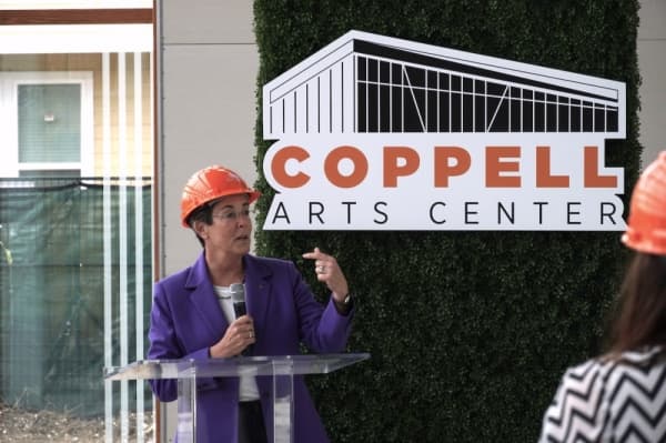 Coppell Mayor Karen Hunt gives opening remarks before the tour begins. (Gavin Pugh/Community Impact Newspaper)