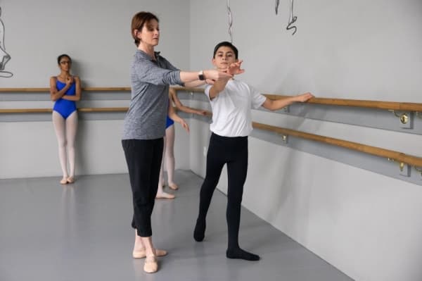 Linda Hathaway works with students in her Level IV ballet class, which focuses on technical clarity and accuracy. (Liesbeth Powers/Community Impact Newspaper)