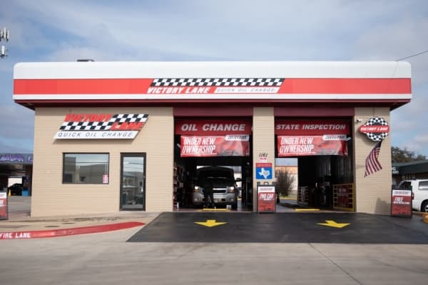 Drag racing crew chief returns to Plano with Victory Lane Quick Oil Change