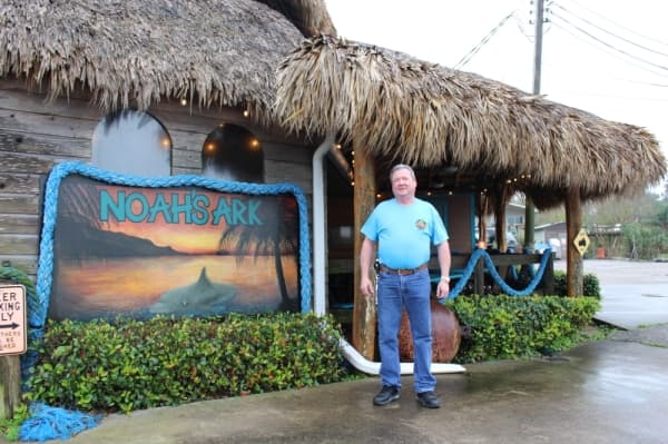 Noah's Ark Bar & Grill: Bacliff restaurant creates relaxed island atmosphere