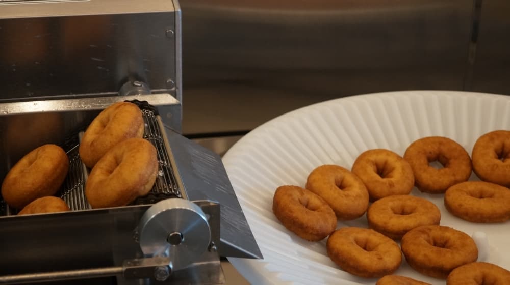Duck Donuts' doughnuts are made fresh daily, each with a vanilla cake doughnut base. (Kelsey Thompson/Community Impact Newspaper)