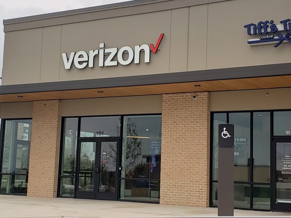 New Verizon in Wolf Crossing now open