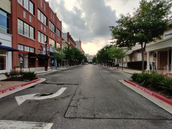 PHOTOS: The Woodlands Mall closes, shopping districts empty due to ongoing restrictions