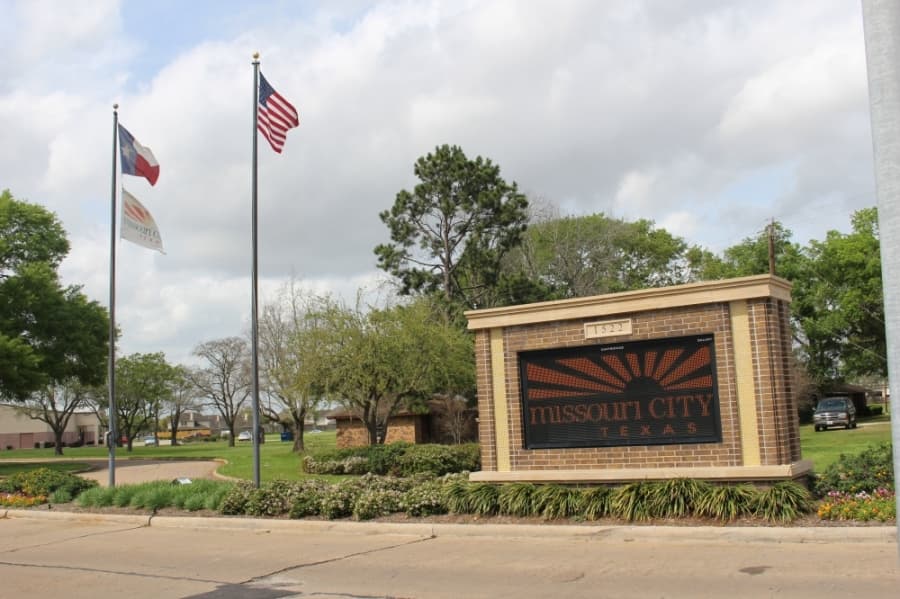 Missouri City decides on locations of four reader and monument signs at key points in city
