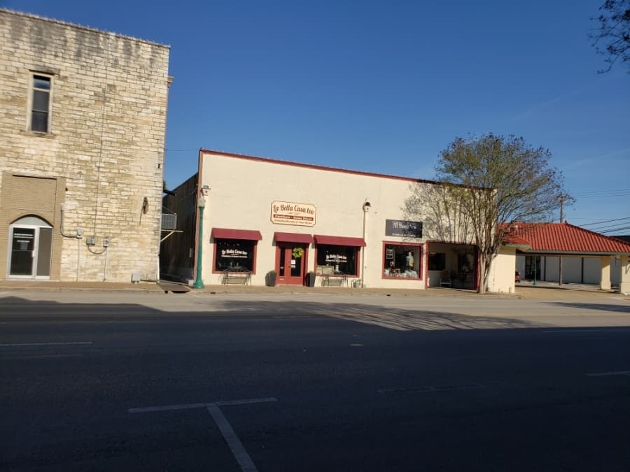 Several stores near the Georgetown Square were closed April 1.  (Ali Linan/Community Impact Newspaper)