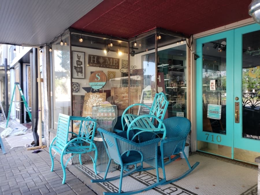 Many stores, including Sip 'n Stain, on the Georgetown Square remain closed April 1. (Ali Linan/Community Impact Newspaper)