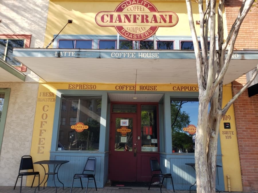 Cianfrani coffee shop located on the Georgetown Square was closed April 1. (Ali Linan/Community Impact Newspaper)