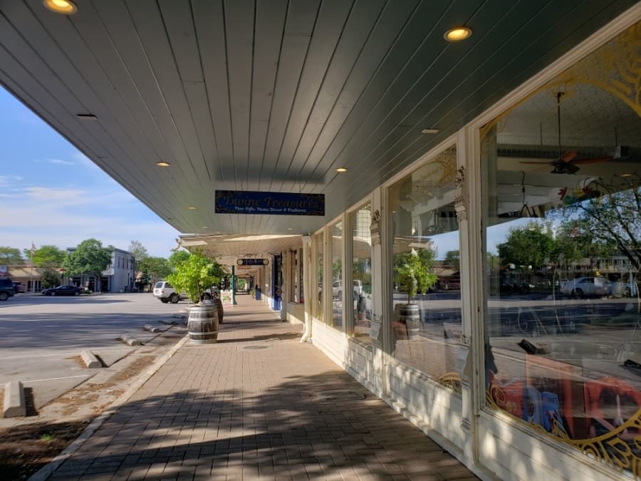 Most shops were closed on the Georgetown Square April 1. (Ali Linan/Community Impact Newspaper)