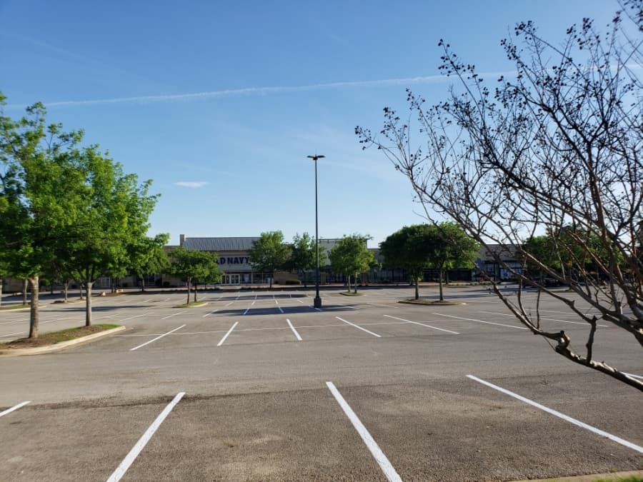 Cars were few and far between at the Wolf Ranch Town Center in front of Old Navy April 1. (Ali Linan/Community Impact Newspaper)