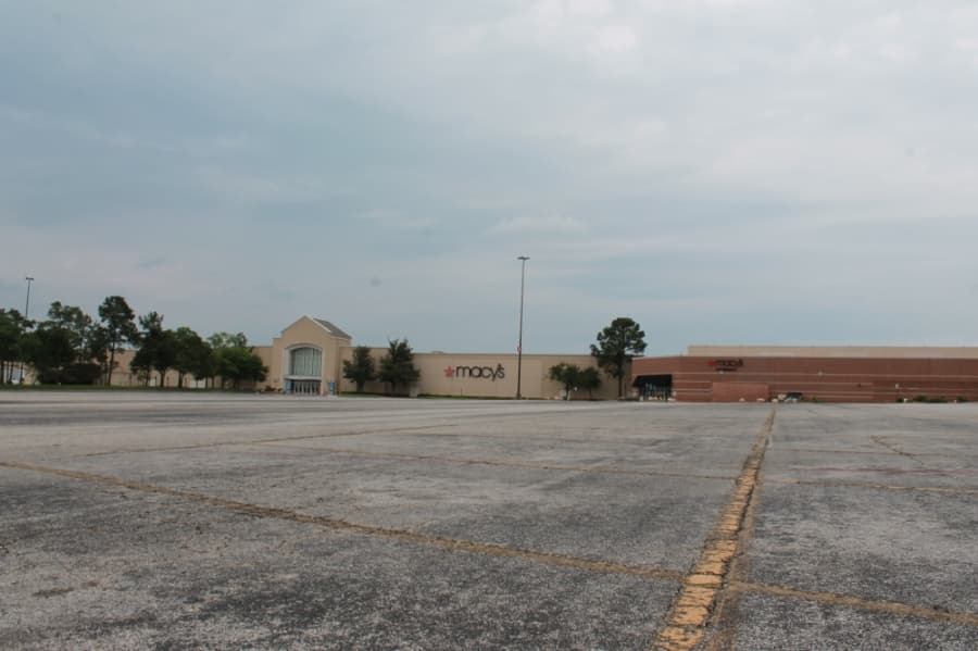 The parking lot of The Woodlands Mall sits almost entirely empty March 30 after its closure March 26. (Andy Li/Community Impact Newspaper)