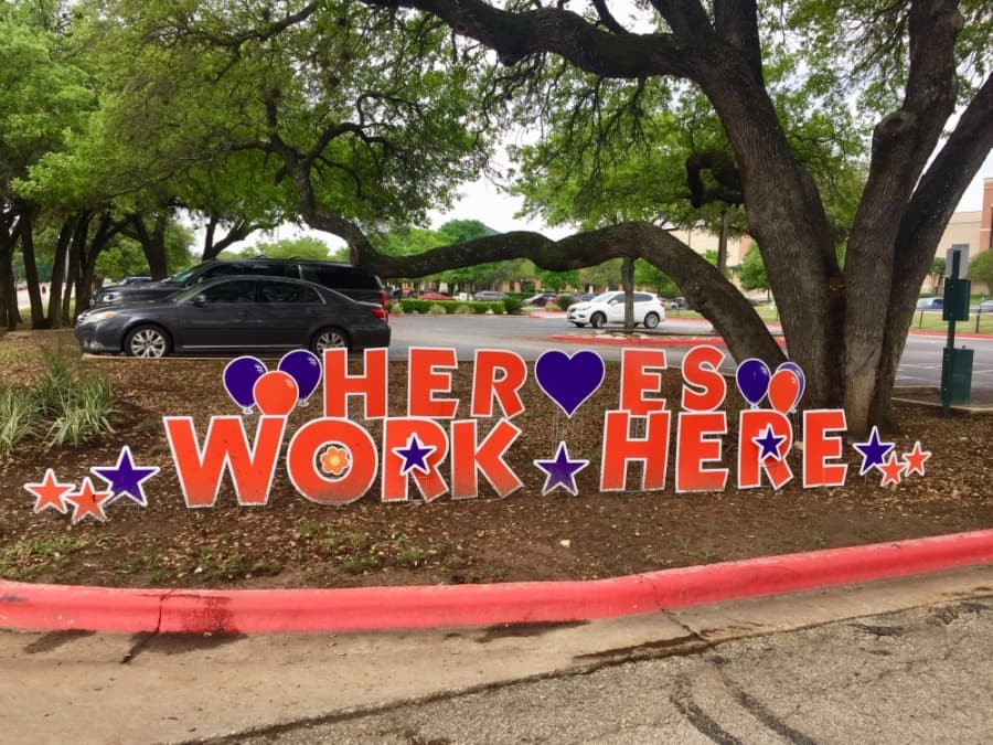 A yard sign states "heroes work here" outside of St. David's Round Rock Medical Center. (Taylor Jackson Buchanan/Community Impact Newspaper)