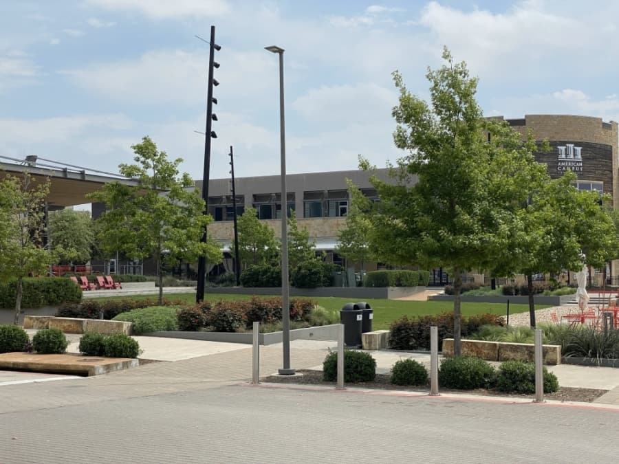 The Hill Country Galleria's main plaza was relatively empty on March 26 at 12:30 p.m. (Brian Rash/Community Impact Newspaper)