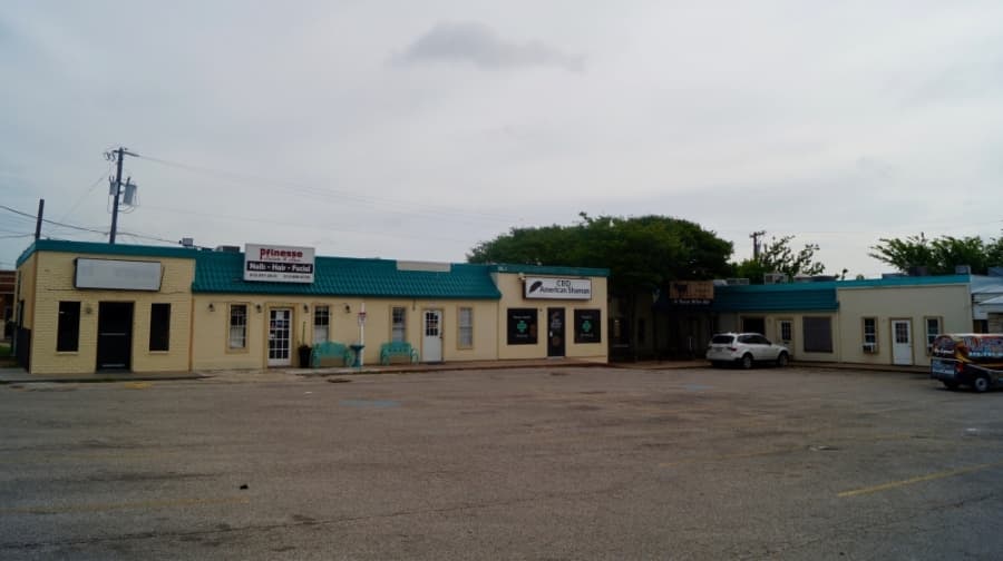 Pfinesse Salon is one of several businesses located off Pecan Street that are temporarily closed during the coronavirus pandemic. (Kelsey Thompson/Community Impact Newspaper)