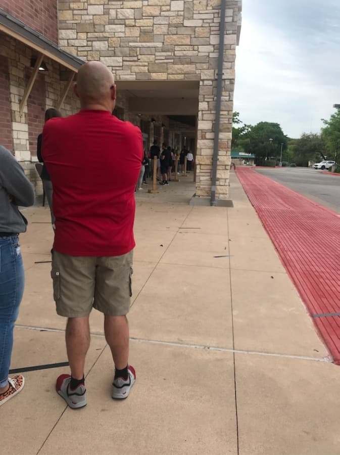Shoppers stand in line 6 feet apart from each other at Rollingwood's Trader Joe's. (Amy Rae Dadamo/Community Impact Newspaper)