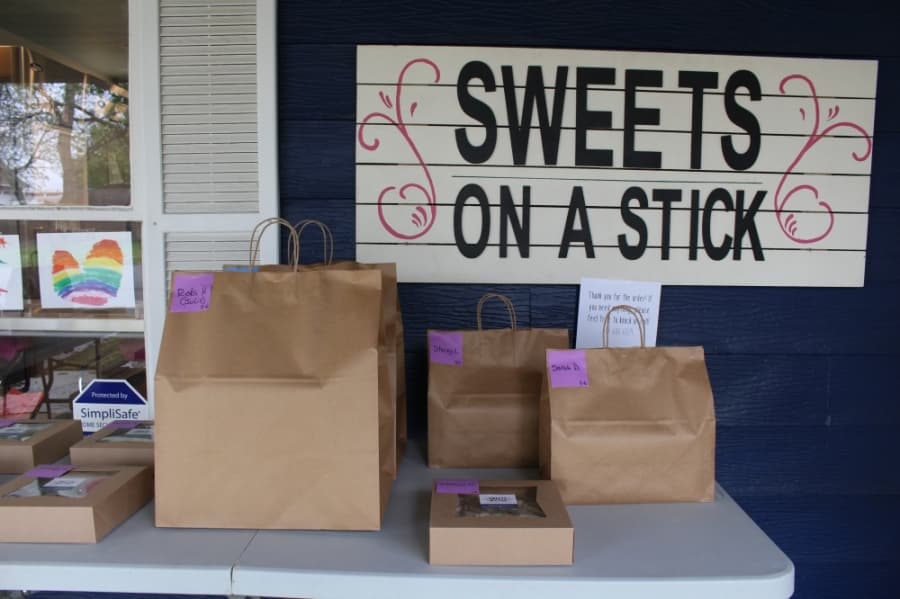 Sweets on a Stick is offering no-contact pickup of orders to comply with social distancing orders in place throughout Frisco. (Elizabeth Uclés/Community Impact Newspaper)