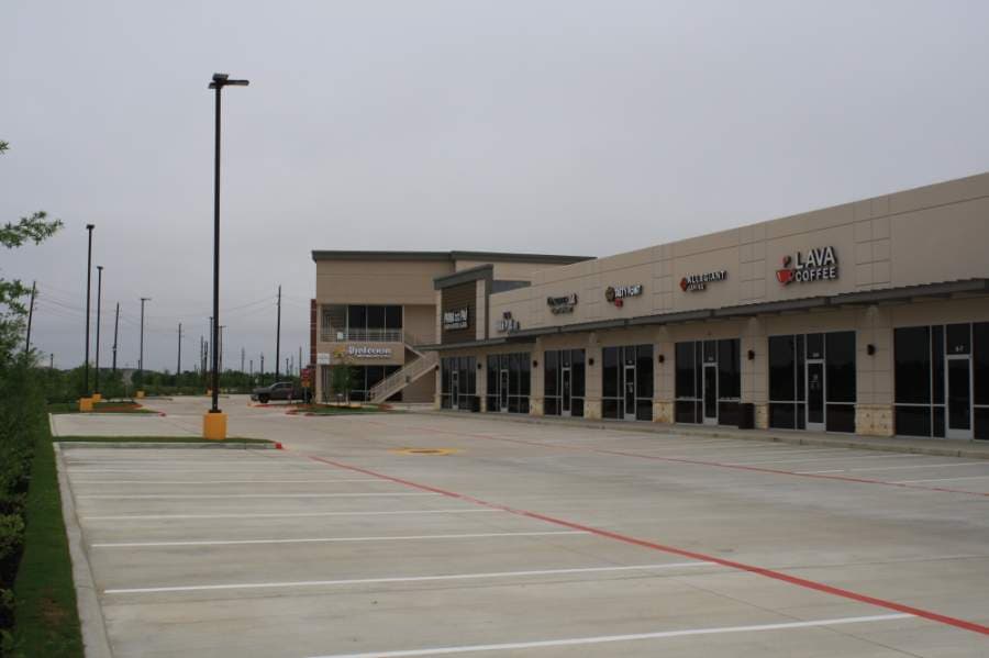 A strip mall of restaurants on Mercantile Parkway in the Katy area has no cars in the parking lot. (Jen Para/Community Impact Newspaper)