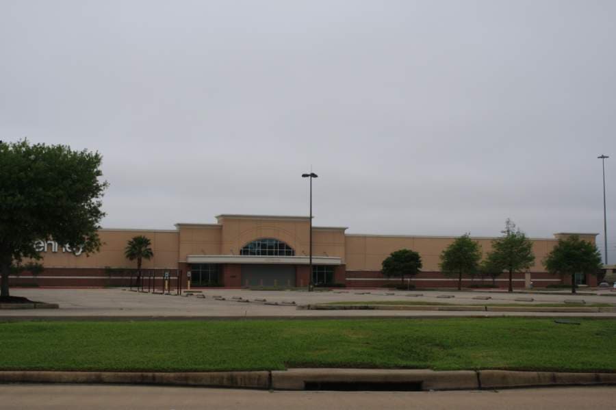 JCPenney at 23523 Grand Circle Blvd., Katy, is surrounded by empty parking spaces. (Jen Para/Community Impact Newspaper)