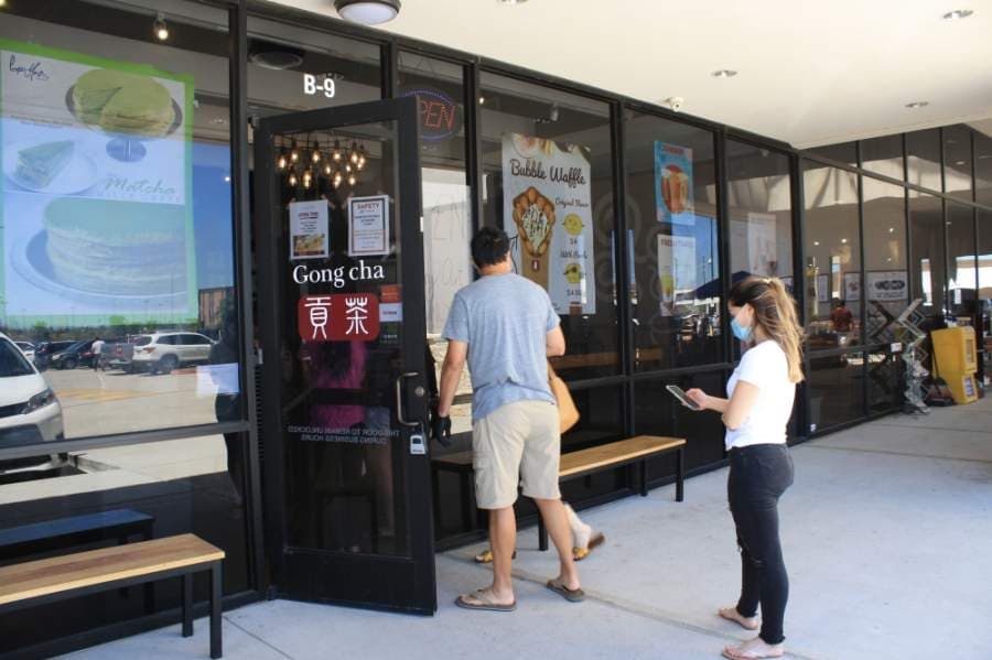 Customers lined up for a meal May 3 at Gong Cha at 23119 Colonial Parkway, Ste B9, Katy. (Jen Para/Community Impact Newspaper)