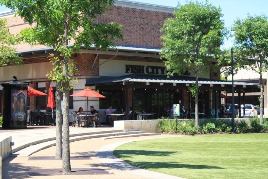 On May 3, dine-in guests ate outside at Fish City Grill inside LaCenterra at Cinco Ranch at 23501 Cinco Ranch Blvd. Ste. 140, Katy. (Jen Para/Community Impact Newspaper)