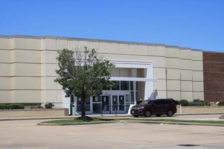 Kohl's at 1200 Fry Road, Houston, was only open for curbside pickup as of May 3. (Jen Para/Community Impact Newspaper)