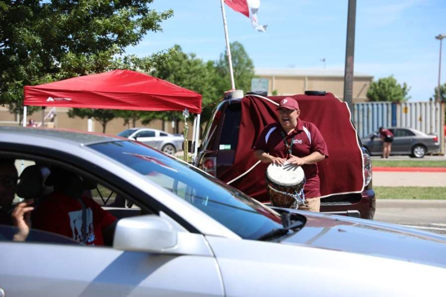Students were met with the sound of a drum and a continuous chant by Michael Hernandez, band director at Plano Senior High School. He would also pause to wave at students passing by. (Liesbeth Powers/Community Impact Newspaper)