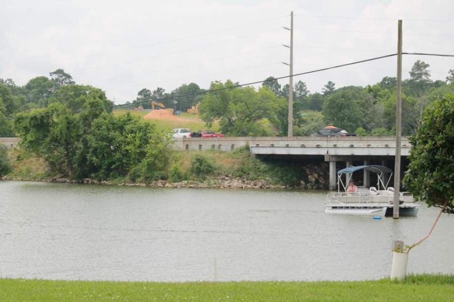 A man takes his boat onto Lake Conroe. (Andy Li/Community Impact Newspaper)