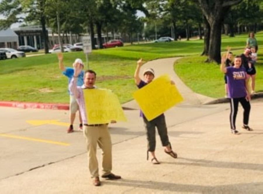 Community members waved and clapped to the parade of Cinco Ranch High School seniors who attended Fielder Elementary on May 21. (Courtesy Janie Dale)