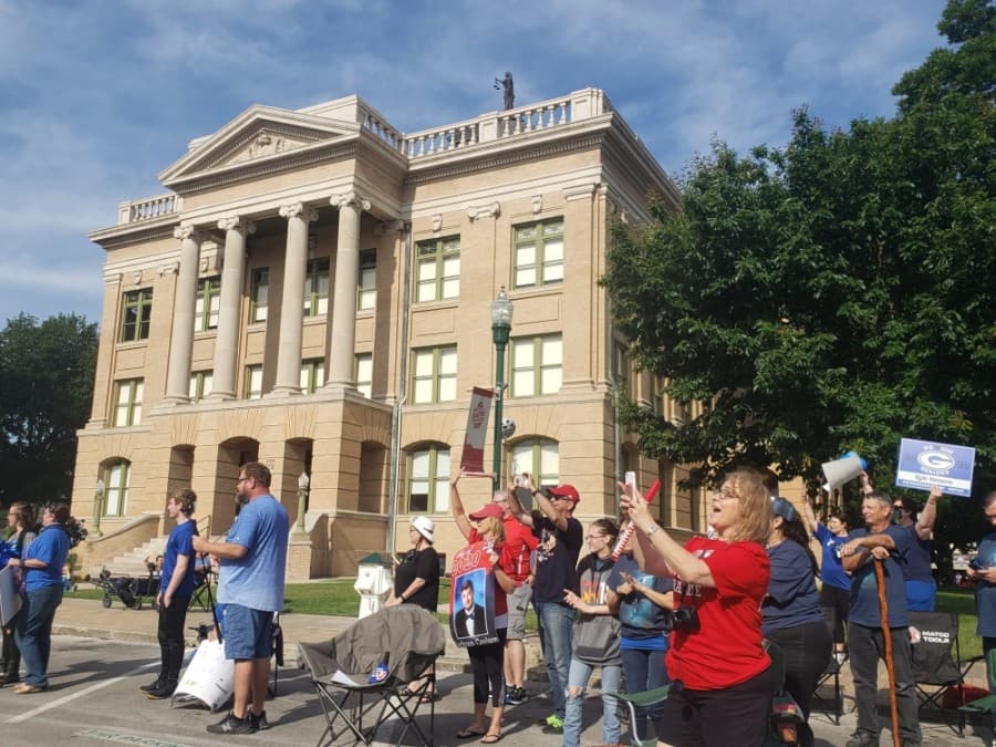 The Georgetown ISD seniors' parade passes the Williamson County Courthouse May 29. (Ali Linan/Community Impact Newspaper)