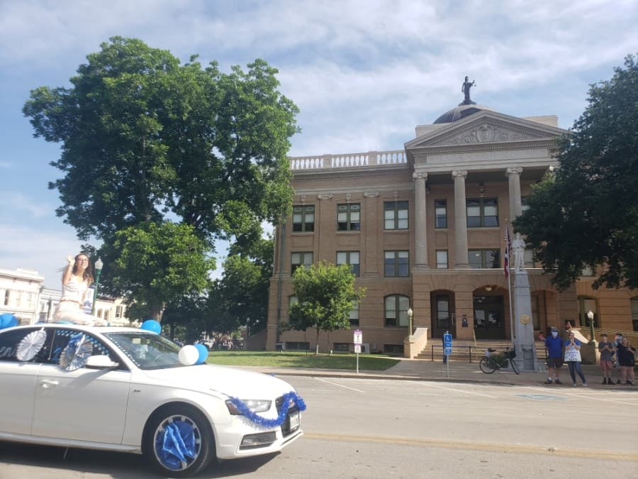 The Georgetown ISD seniors' parade passes the Williamson County Courthouse May 29. (Ali Linan/Community Impact Newspaper)