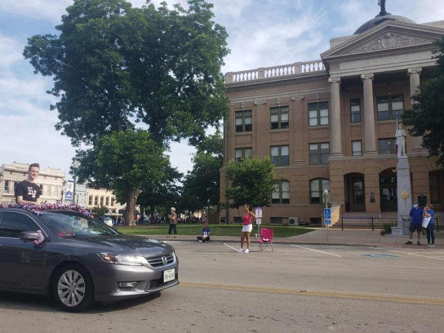 The Georgetown ISD seniors' parade passes the Williamson County Courthouse May 29. (Ali Linan/Community Impact Newspaper)