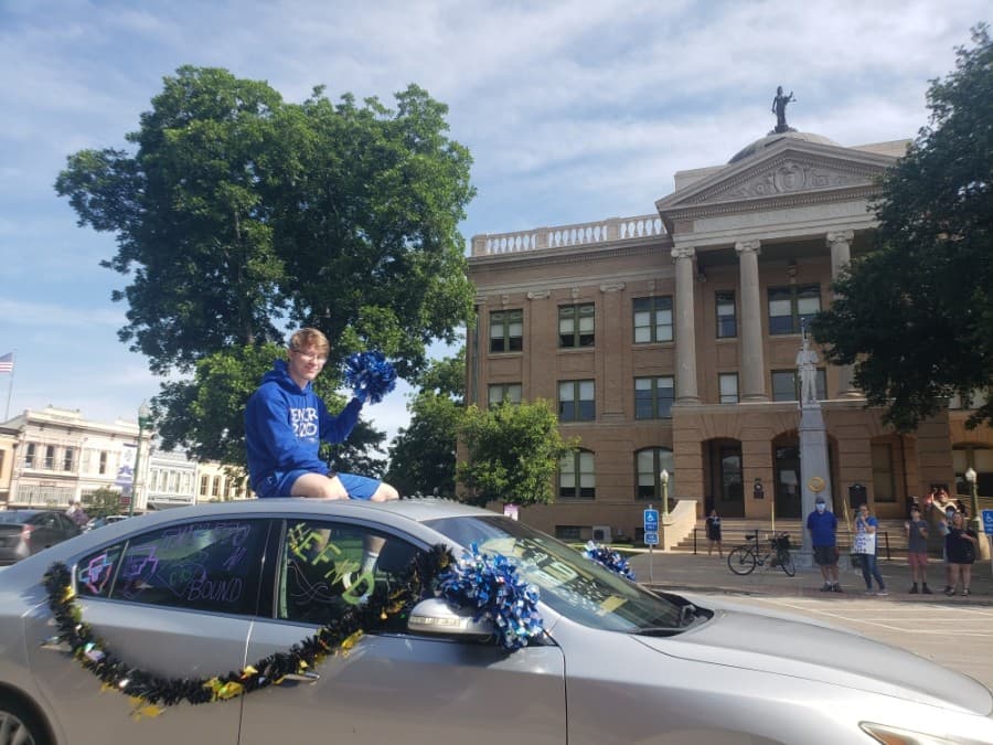 The Georgetown ISD seniors' parade passes the Williamson County Courthouse May 29. (Ali Linan/Community Impact Newspaper)